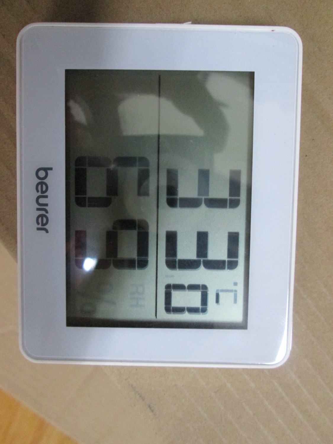 Sản phẩm tôi mới mua khoảng 3 tháng nhưng thông tin hiển thị trên màn hình cứ bị mờ dần. lúc đầu thì các biểu tượng bên ngoài bây giờ mờ dần đến số nhiệt độ và độ ẩm. sản phẩm bị lỗi hay hết pin. tôi thử thay pin nhưng vẫn vậy