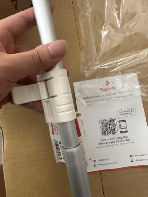 Vừa nhận đổ mở ra ngỡ ngàng, cán lau bé, tay cầm gẫy phần nhựa cố định, không nối dài tay cầm được.