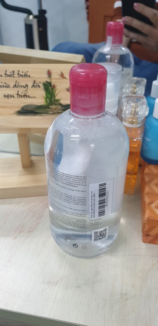ko hiểu tại sao shop lại dán mã vạch gi lên sp mà *** ko được, về chất lượng chua dùng nên ko biết sao, nhưng thấy mã vạch như vầy lại cảm thay bất an, ko biết co nên đem cai mặt ra thử ko nữa.