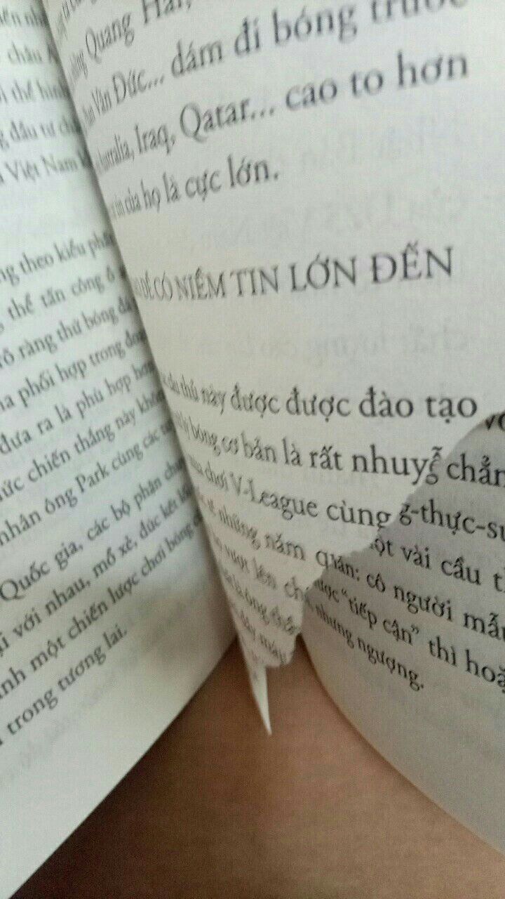 Xin chào tiki, tôi là người bỏ ra 95k chưa tính ship, đặt mua một quyển sách về những chàng trai tôi yêu thương, nhưng hỡi ơi cuốn sách được giao nó bị rách một góc cực kỳ lớn, đoạn đó tôi đọc làm sao đây ạ ?
chưa kể, tôi bỏ tiền ra 95k chứ không phải 59k để mua một quyển sách rách, và sự phục vụ khách hàng không chính đáng của tiki, mong tiki phản hồi bình luận của tôi và giải quyết nhé, thực sự tôi cay cú chuyện này lắm :) LÀM ƠN ĐI, GIẢI QUYẾT CHO RÕ VÀO, TÔI KIẾM TIỀN CŨNG CỰC KHỔ LẮM!