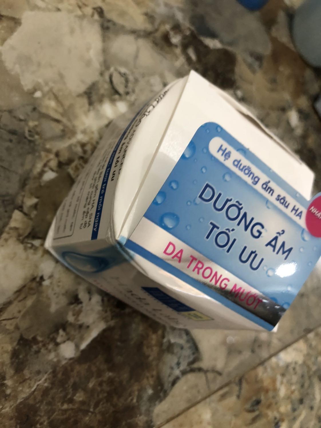 Tiki luôn giao hàng nhanh 
Vận chuyển méo móp cả hộp ngoài hộp trong 
May mắn không ảnh hưởng đến hũ kem bên trong