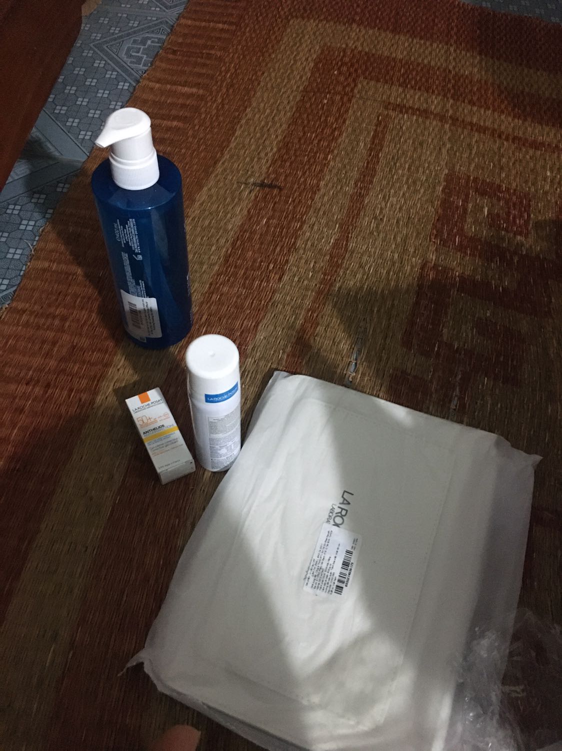 Trừ 1 sao vì khâu vận chuyển làm box méo, móp hết. Sản phẩm ok dù móp box nhưng sp k bị sao đầy đủ quà tặng. Chất lượng mình dùng quen r nên k phải bàn cãi.