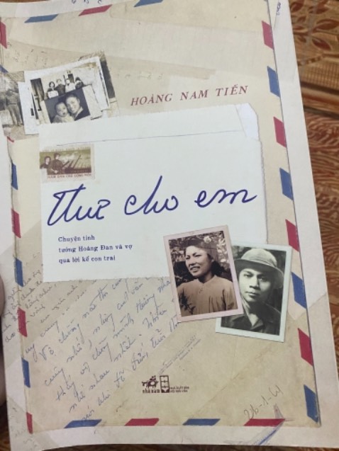 Cuốn sách rất hay ạ. Các bạn sẽ trải qua nhiều cung bậc cảm xúc khác nhau. Thích thú khi tướng Đan tán tỉnh cụ An Vinh, thương khi hai cụ cứ phải xa nhau hoài, rưng rưng nước mắt với các sự kiện lịch sử, thầm trách cụ khi cụ “ăn phở”…