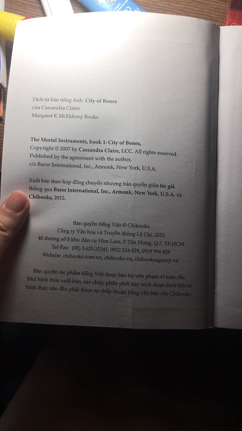 Nội dung thì mình chưa đọc tới nhưng chất lượng giấy khá chán. Giấy màu trắng nên đọc mỏi mắt hơn. Mua 2 cuốn ở đây thì màu giấy khác với 4 cuốn cùng bộ mình đã mua ở nơi khác. Không biết do tái bản hay sách k đảm bảo đúng chất lượng nữa