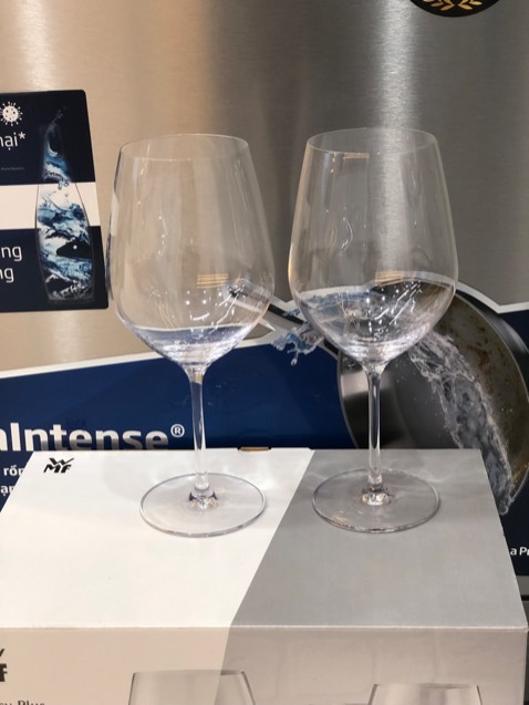 Ly trong, sáng bóng, miệng mỏng, giá tương xứng với chất lượng. Rất hài lòng