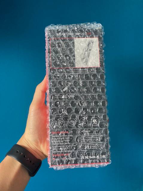 Đóng gói ok. So với giá tiền thì ok (tiền nào của nấy). Chỉ dùng được trong nhà nhé vì chân yếu, ra ngoài là gió rung liền (Nếu dựng đứng ở chế độ tripod. Chế độ gimbal thì gọi là có cho vui thôi chứ làm gì có được một cái gimbal ở giá vài trăm ngàn.