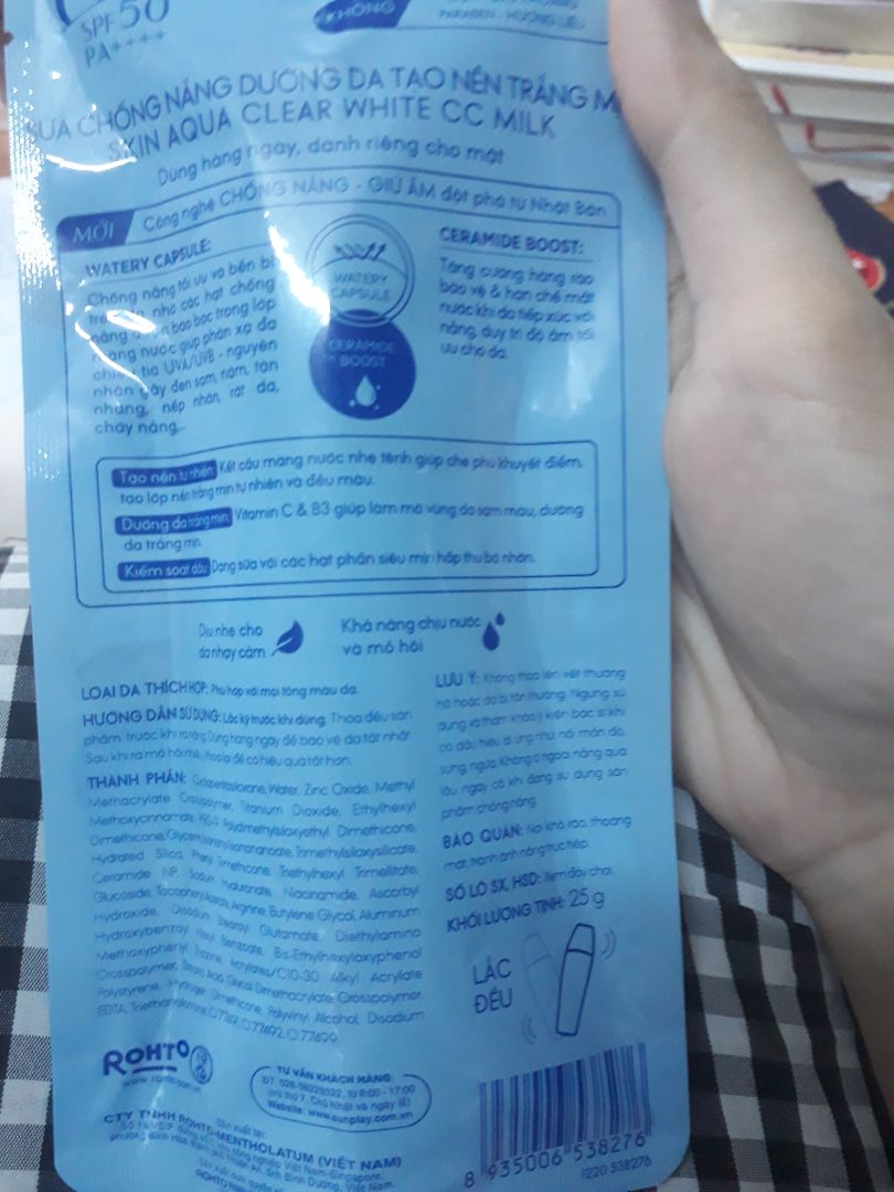 Mình thường dùng kem chống nắng để trang điểm luôn vì khá lười nên sản phẩm này rất phù hợp. Nó giúp da đều màu và nhìn mịn màng hơn. Do là *** nên dễ thoát mồ hôi, không bị bí lỗ chân lông. HSD 2024