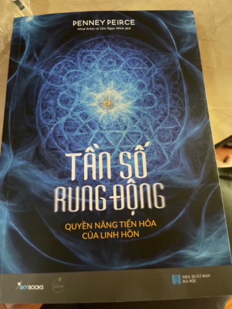Cuốn sách rất hay ý nghĩa với những tâm hồn nhạy cảm. Hãy đọc nó để bạn hiểu nhiều hơn về chính mình, hành trình đời mình, thông cảm và lắng nghe bản thân hoà hợp với tạo hoá. Nuôi dưỡng nguồn nội lực vốn có từ bên trong, từ đó tỉnh thức tự thân tìm về niềm hạnh phúc nội tại.
