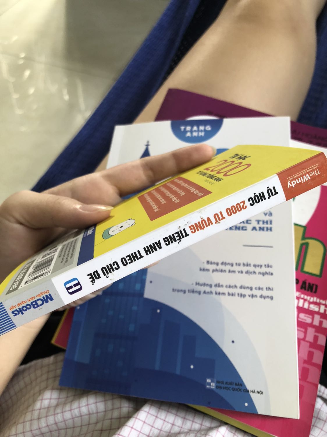 Sách in siêu đẹp luôn, be bé cầm nhẹ tay nhưng hơi nhỏ nên mình cầm chưa quen :))) tiện đem theo đi mọi nơi để học, mình mua tại bìa cute quá với săn được nửa giá, nhưng nội dung sách hay nha mọi người, tải app MCBooks xong quét mã QR trên sách còn được tặng audio luyện nghe và ebook á mọi người ơi