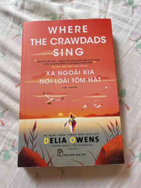 Một cuốn sách đẹp trong từng câu chữ, lời văn nhưng cũng vô cùng đau đớn. Đây là 1 hiện tượng xuất bản, 1 cuốn sách lôi cuốn khiến người đọc không thể rời mắt khỏi. Mở đầu bằng 1 vụ án mạng mà Kya là nghi phạm chính, từ đây mở ra câu chuyện của cô, 1 cô bé bị bỏ lại trơ trọi giữa đồng lầy. Sách là hành trình cô bé lớn lên cùng thiên nhiên, và rơi vào tình yêu với 2 chàng trai