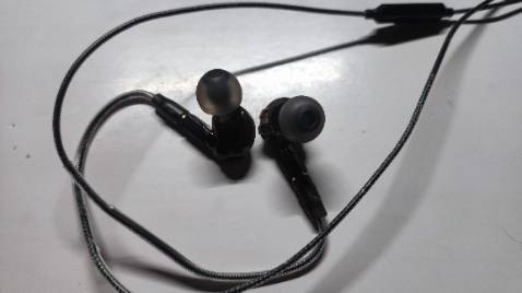 Âm thanh tốt, chống ồn tạm ổn. Dây chắc chắn, dễ custom. Giá ưu đãi.