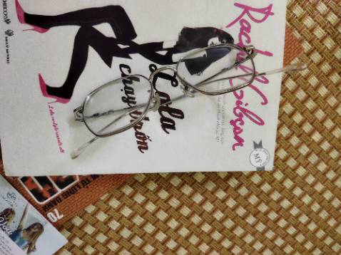 Tua vít nhỏ gọn dễ dùng, có thể dùng để sửa kính hoặc vặn vít điện thoại cũng được😂