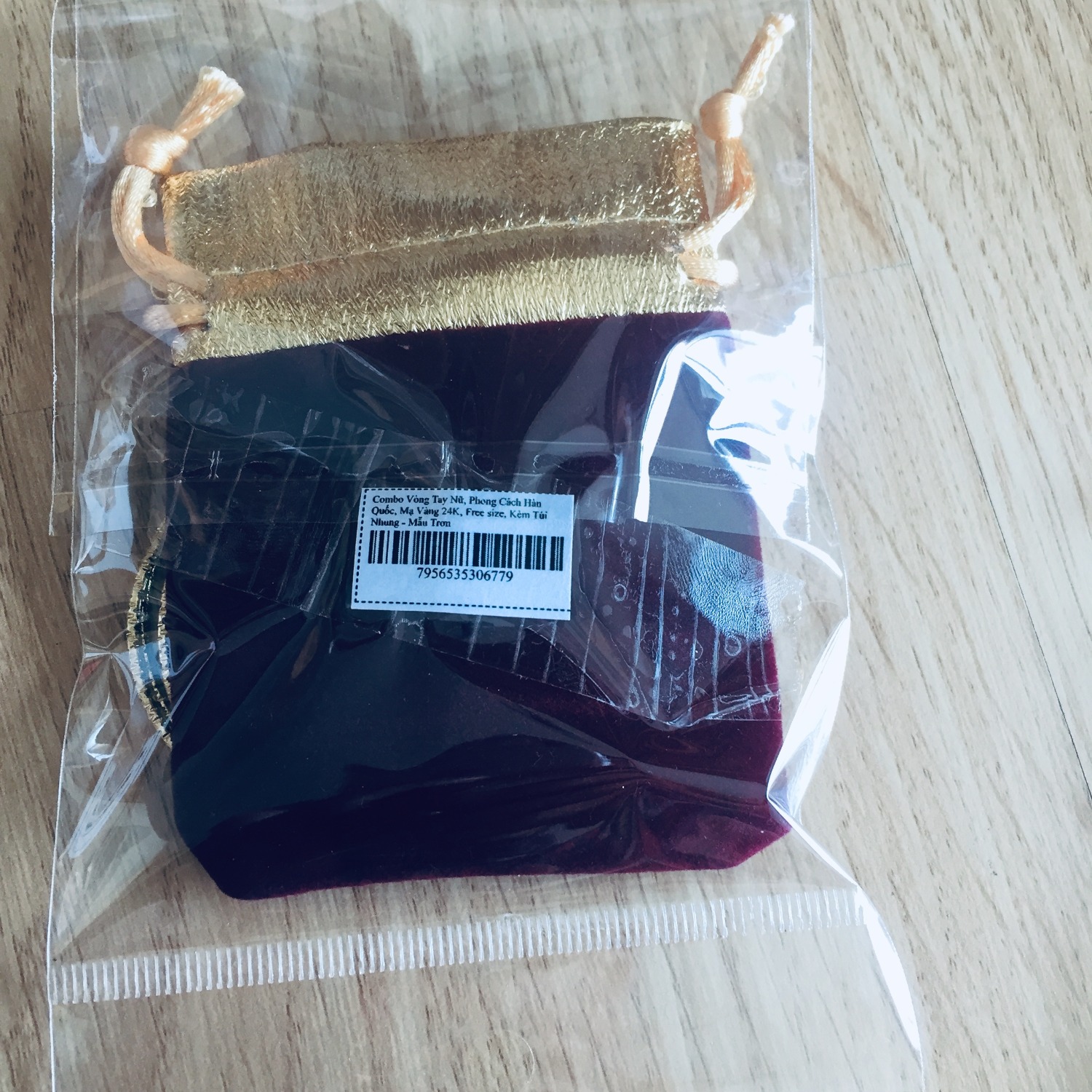 Hàng ý hình
rất sáng
tặng đứa cháu mà mẹ nó cứ tưởng hàng thiệt, bó tay
Phải công nhận Tiki và shop này gói kĩ thiệt:
- Lớp hộp ngoài
- Túi Nhung
- Bọc giấy bóng kiếng
- Hộp hơi bự

Hàng này tặng là rất sang nhưng phải nói là hàng mạ 18K, ko nhiều người tưởng hàng thiệt ... thì căng


hàng giao rất nhanh, anh giao hàng de6x thương, mình bận họp kêu chờ 15' mà anh cũng chờ mà khi giao ko nặng nhẹ miếng nào, thích Tiki vụ này