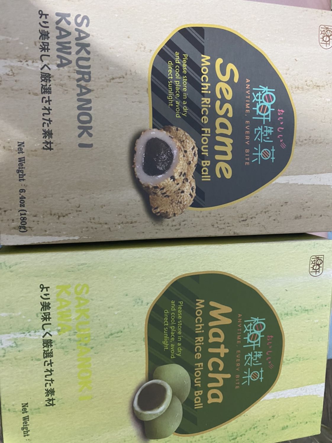 Bánh có áo lớp mè phía ngoài nên rất thơm , mình thử để vào tủ lạnh ăn cực ngon luôn , phía trong có lớp nhân mè đen ăn không quá ngọt