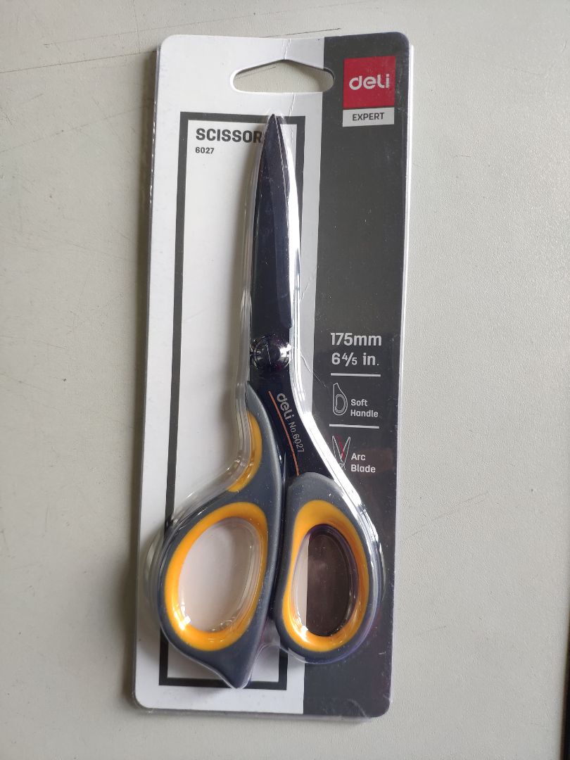 Kéo đẹp, dùng rất tốt. Mỗi tội cái phần tay cầm nhựa không êm như mình nghĩ. Do ở nhà có cây Maped nó êm hơn ?
