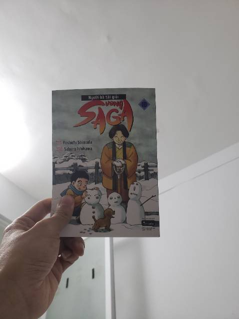 Truyện KHÔNG TẶNG KÈM postcard dù là bản in đầu. Trong hình minh họa sản phẩm thì có card, mua về không có mất công phải đổi trả.