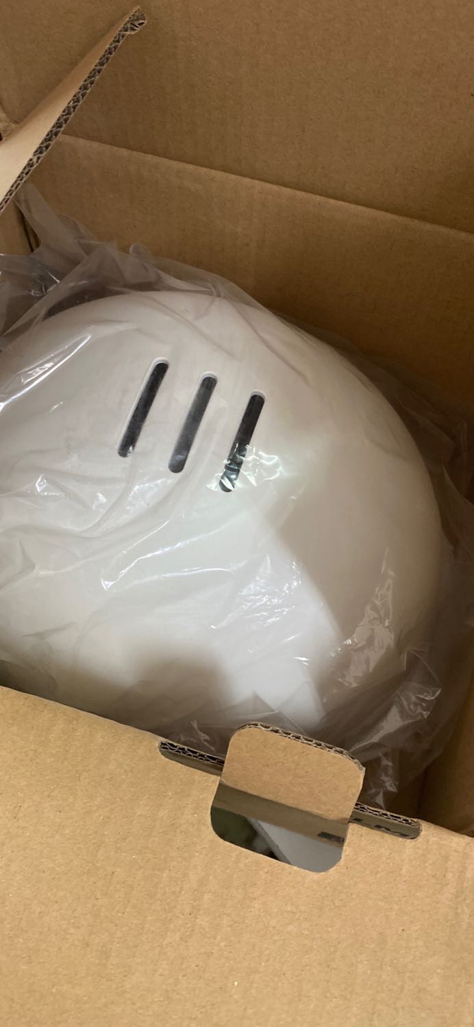 Tiki giao hàng nhanh hơn cam kết, đóng gói kỹ chắc chắn. Nón bảo hiểm nhẹ, đội thoáng đầu, chất liệu nhựa nhám có 2 màu trắng và xám đen đều ok Tiki giao hàng nhanh hơn cam kết, đóng gói kỹ chắc chắn. Nón bảo hiểm nhẹ, đội thoáng đầu, chất liệu nhựa nhám có 2 màu trắng và xám đen đều ok