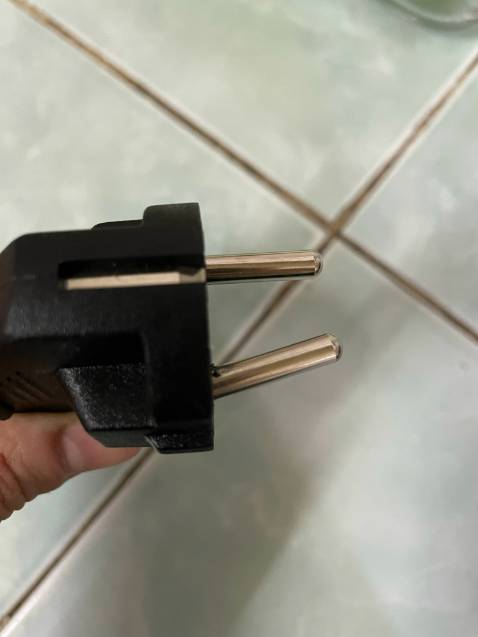 Khi nhận hàng thấy hàng được đóng gói cẩn thận nên yên tâm, về nhà mở ra dùng thử thì chân phích cắm điện bị lệch, đụng nhẹ bị rụng mất 1 chân nên chưa cắm điện dùng thử bếp được