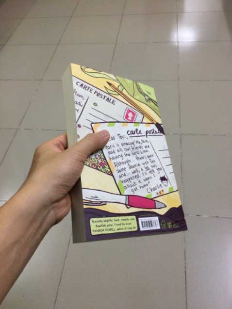 Sách dày, giấy cứng chắc chắn, nét vẽ đáng yêu đặc trưng của tác giả, nội dung một càng lúc càng dễ thương. Không hiểu sao tập này đọc cảm thấy dài và đã hơn 2 tập đầu dù độ giày tương đương. Tiếng Anh chuẩn và được viết tay nên nhìn càng đáng yêu, rất có ích cho việc học và rèn ngoại ngữ. Khuyết điểm nhỏ là không có kẹp sách, giấy vẫn còn thô ráp và thi thoảng còn mùi mực. Khác phim, đến tập này Tao mới biết mối quan hệ của 2 nam chính trong khi mọi thứ đã ngã ngũ ở mùa 1 của Netflix. Diễn biến nhẹ nhàng không cố tình phải làm quá các xung đột nên cá nhân mình thấy bản truyện tranh đáng yêu hơn. Dù sao cũng rất hóng tập này sẽ được chuyển thể thế nào trong mùa 2 tới của Netflix.