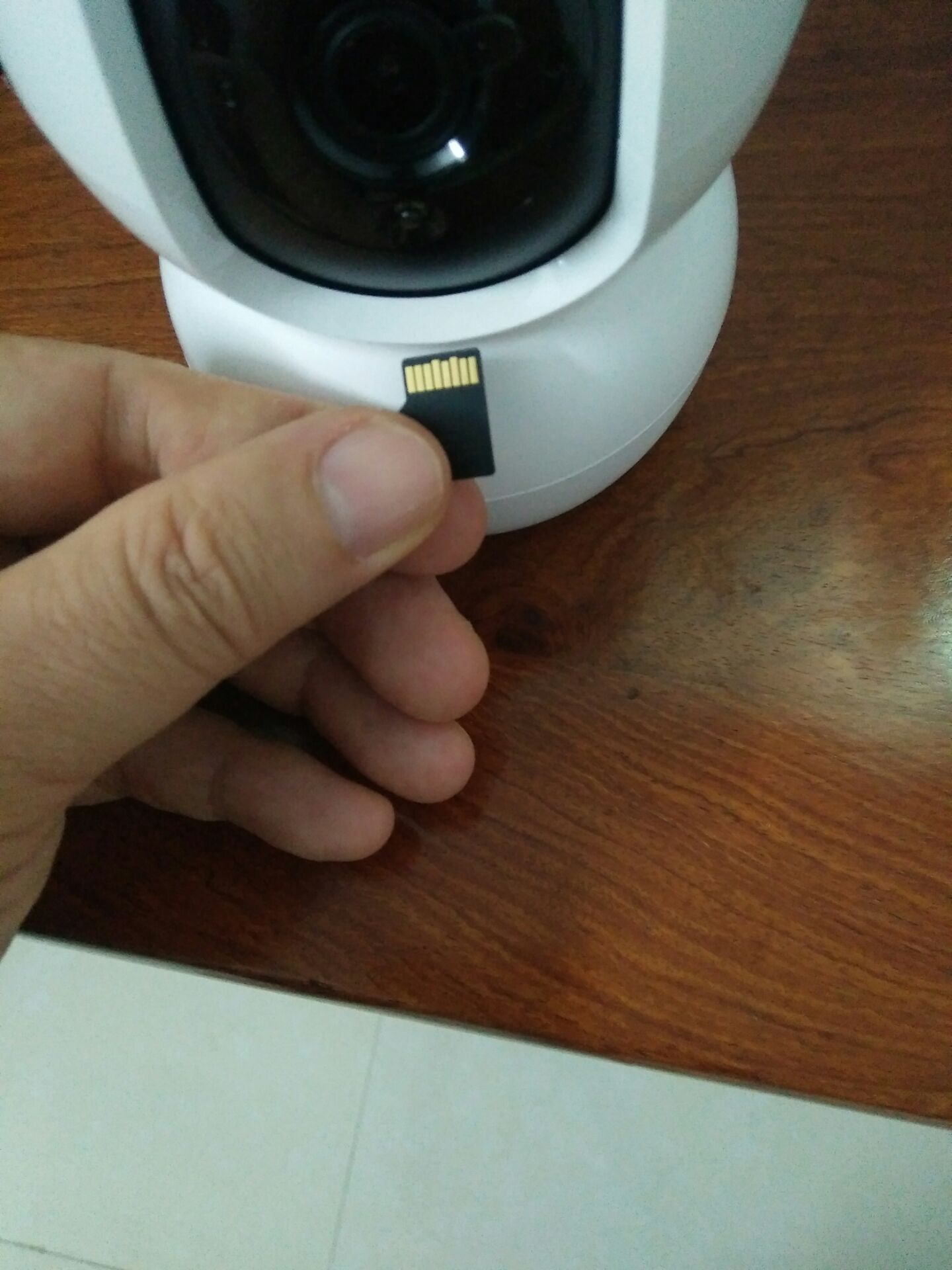 Giao hàng chậm. Mình lắp thẻ nhớ vào camera mà camera báo chưa nhận thẻ và có tiếng kêu như báo động. Mình đặt đúng chiều như trong ảnh.