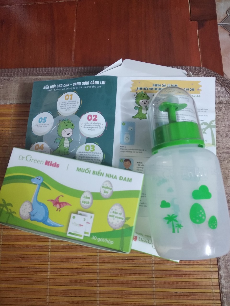 Đóng gói khá chuyên nghiệp, Bình đẹp, chất nhựa nhìn khôn. Mới đầu xịt cho bé, sau tự bé cũng làm được. Còn được tặng thêm 30 gói muối rất vệ sinh. Nói chung là khá ưng cái bụng cho một sản phẩm chăm sóc sức khỏe Đóng gói khá chuyên nghiệp, Bình đẹp, chất nhựa nhìn khôn. Mới đầu xịt cho bé, sau tự bé cũng làm được. Còn được tặng thêm 30 gói muối rất vệ sinh. Nói chung là khá ưng cái bụng cho một sản phẩm chăm sóc sức khỏe