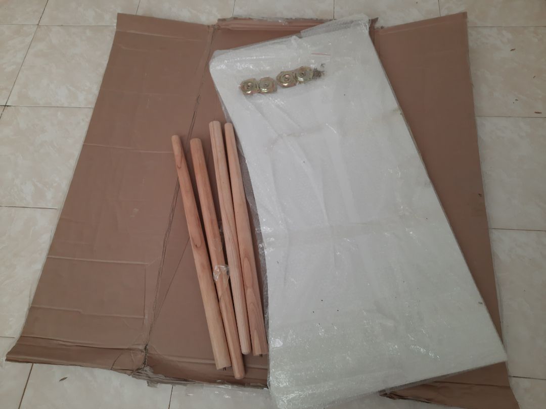 sản phẩm nhận được là 1 cái bàn không có thêm phụ kiện lắp kệ hay gương soi trang điểm. Mình có video quay lại lúc bên giao khui kiện hàng để chứng minh. Mong Tiki xem lại sản phẩm này và phản hồi lại trường hợp của mình. Cảm ơn các bạn.