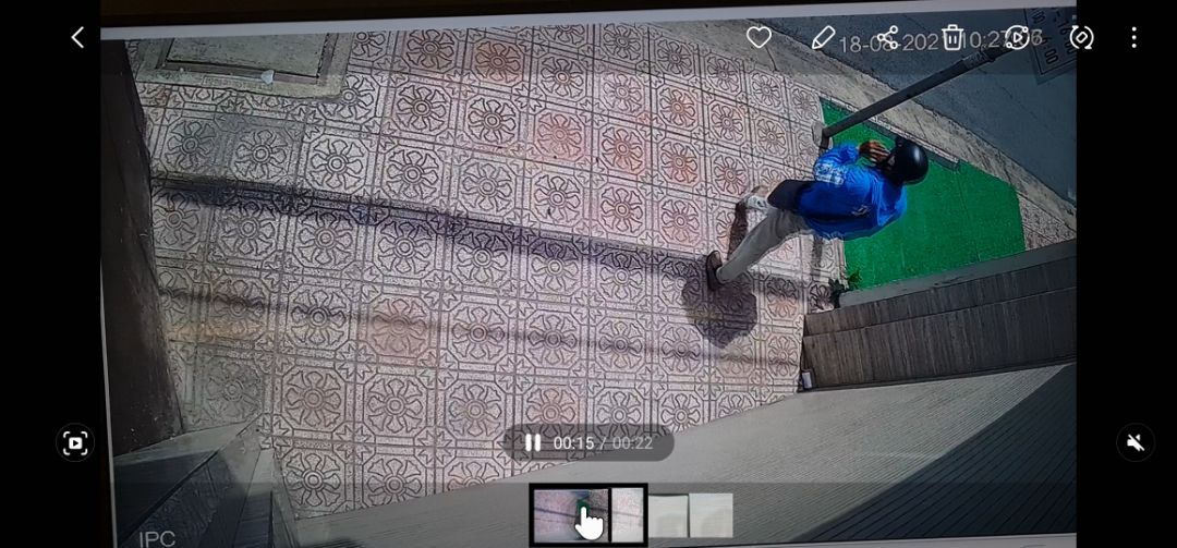 Dịch vụ quá kém, nhân viên không giao hàng tận nơi, làm mất hàng, khi liên hệ không nhận trách nhiệm còn nói chuyện vô văn hóa!!! Đề nghị Tiki chịu trách nhiệm về món hàng