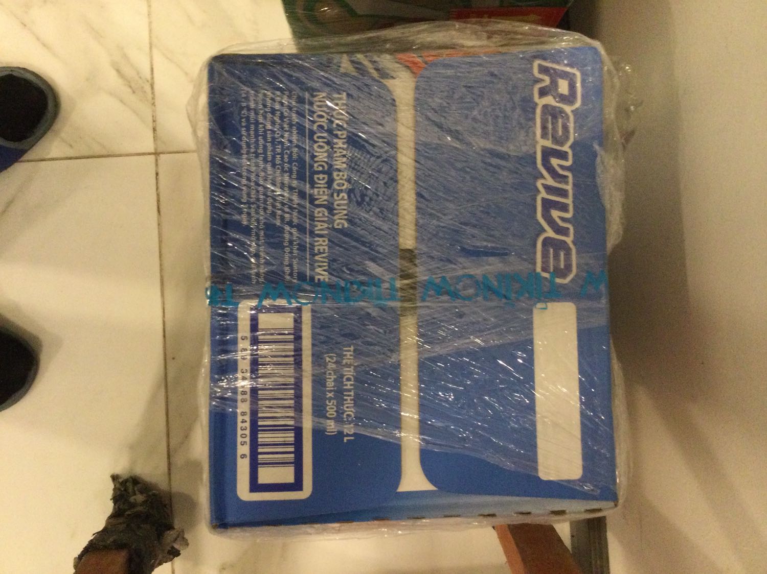 Nhà bán giao đúng quy cách hàng, bên ngoài có bọc lớp chống bụi/ ẩm, ngoài ra có hỗ trợ tikinow giao trong ngày rất tiện lợi. Giá cả phải chăng, tôi 280k mua được 2 thùng, hiện nay có thêm tính năng tiki rewards đổi mã giảm giá mới có thể sẽ rẻ hơn. Tết năm nay không lo về nước ngọt rồi!