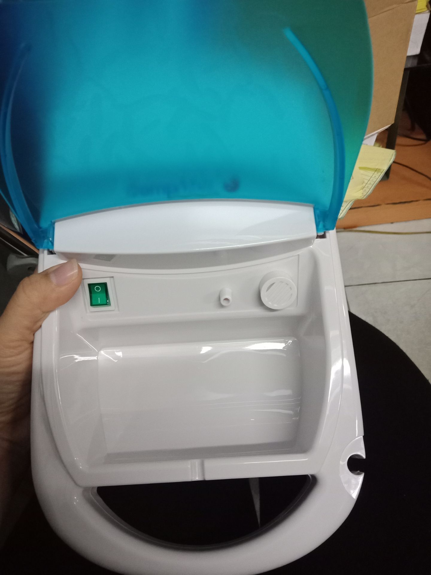 máy giao nhanh,  2 ngày là có dùng,  đúng mô tả, phun mạnh nhưng nhược điểm là tiếng hơi ồn. giá tiền rất ổn .  mong là dùng bền.  cảm ơn shop.  nhờ vậy mà 2 đứa con mình ko phải chạy đi phun ngày mấy cữ lúc ốm.