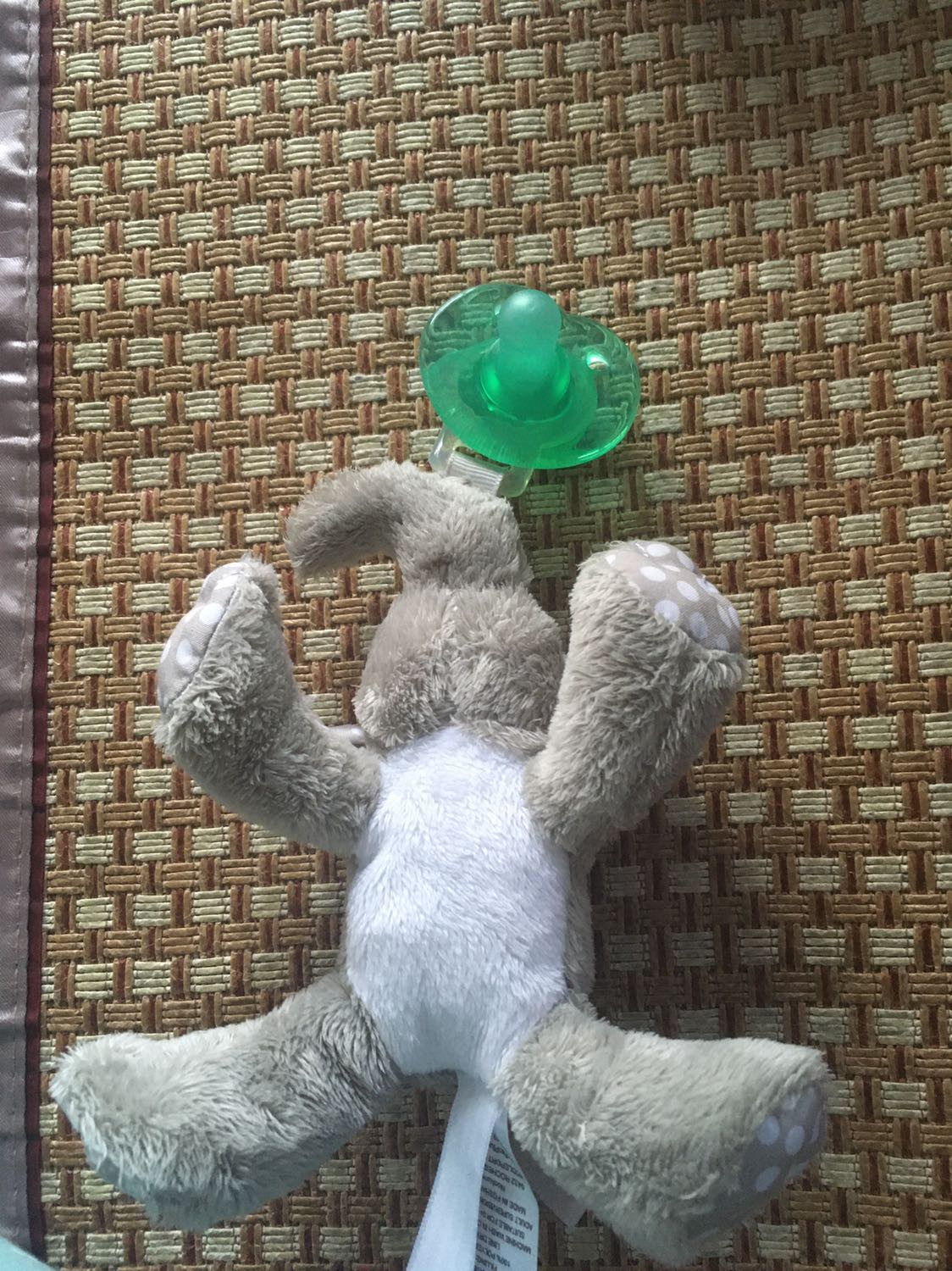 Ti giả vẫn bị rớt. Nhưng bé hợp tác với ti này hơn so với loại ti của dr.brown