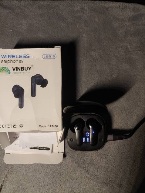 Mua về pin còn tầm 63%. Để 2 tai vào sạc 1 tiếng thì mới thấy tai bên Trái báo có sạc nhưng k vào pin. Đã làm mọi cách và k thể kết nối được. Đốc sạc tụt xuống 0% chỉ sau 2 tiếng = ). Lần đầu tiên mua hàng trên tiki mà lại như thế này