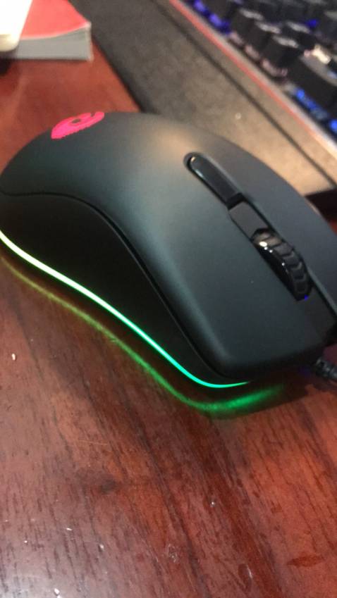 Giao hàng rất nhanh
Đóng gói đơn giản mà cẩn thận đẹp
Chuột ôm đầy vừa tay
Di chuột rất mượt
Đèn led chuyển màu mượt, nhiều màu
Cầm nặng chắc tay
Dây còn cứng nhưng với giá tiền thì chuột như vậy quá ok r