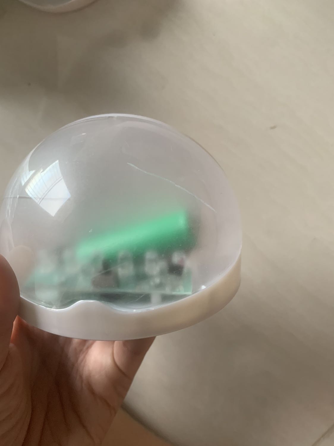 bóng đèn đã bị khui seal, vỡ nứt 2 đường, xúc pin. ko có tem phụ dán ngoài như bóng khác. Mình mua 3 bóng thì 1 bóng hỏng. Nếu như còn seal và tem phụ như 2 bóng còn lại thì có thể do vận chuyển, nhưng đây là bị khui rồi, hư hỏng vẫn giao cho khách. Quá tệ so với việc mình luôn tin vào chất lượng và dịch vụ của Tiki.