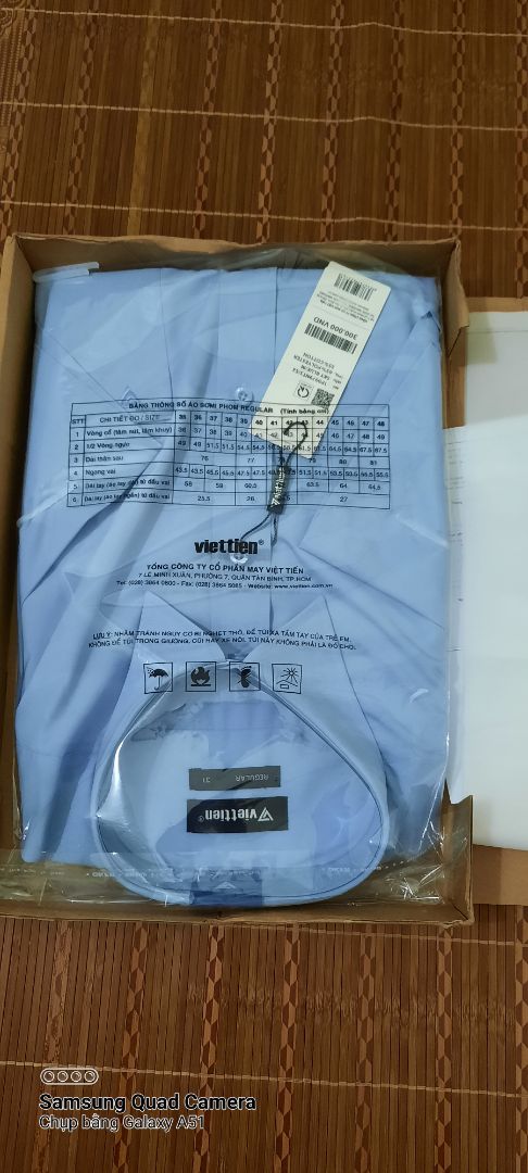 Mình toàn dùng áo VT, đây là lần đầu mua online, khá thất vọng khi nhận hàng: Vải thì mỏng, mình toàn mặc side 37 nhưng side 37 này quá rộng, nghĩ hàng fake nhưng check mã thì là hàng VT.