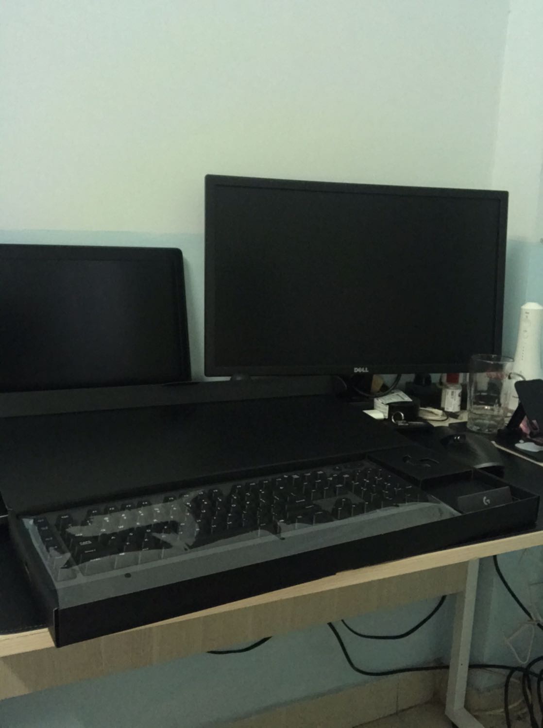 Giao hàng thường mà siêu nhanh, chưa tới 24h. Sản phẩm, phụ kiện đầy đủ, chắc chắn. Kết nối ổn, chất liệu chắc chắn. Chất lượng và độ bền thì từ từ ***. Có cái là 2 cục pin theo bàn phím ko rõ có hao sẵn ko mà kết nối máy báo còn 80% pin.