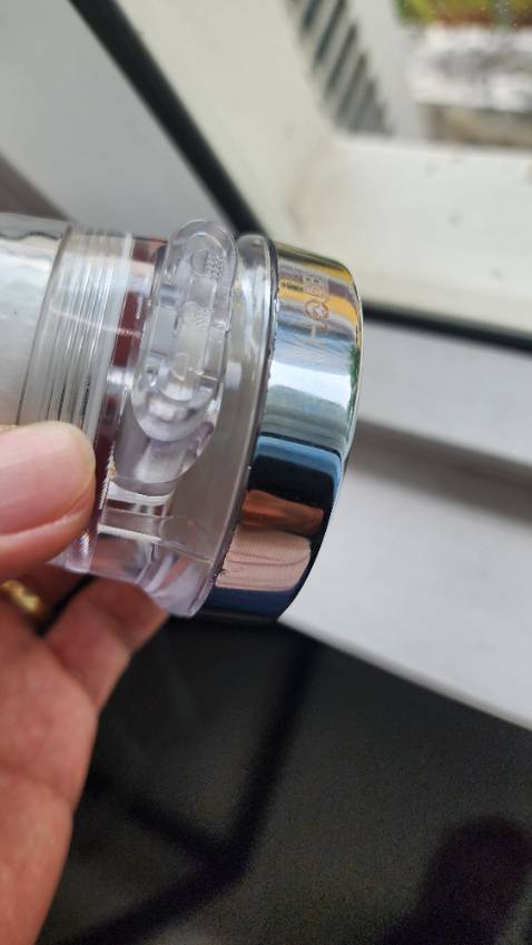 Tất cả điều bằng nhựa, shop miêu tả sai vật liệu vòi