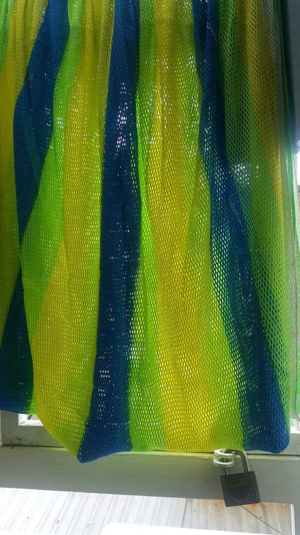 võng hơi ngang, nằm dễ bị lật. Trẻ em nằm phải cẩn thận kẻo té.