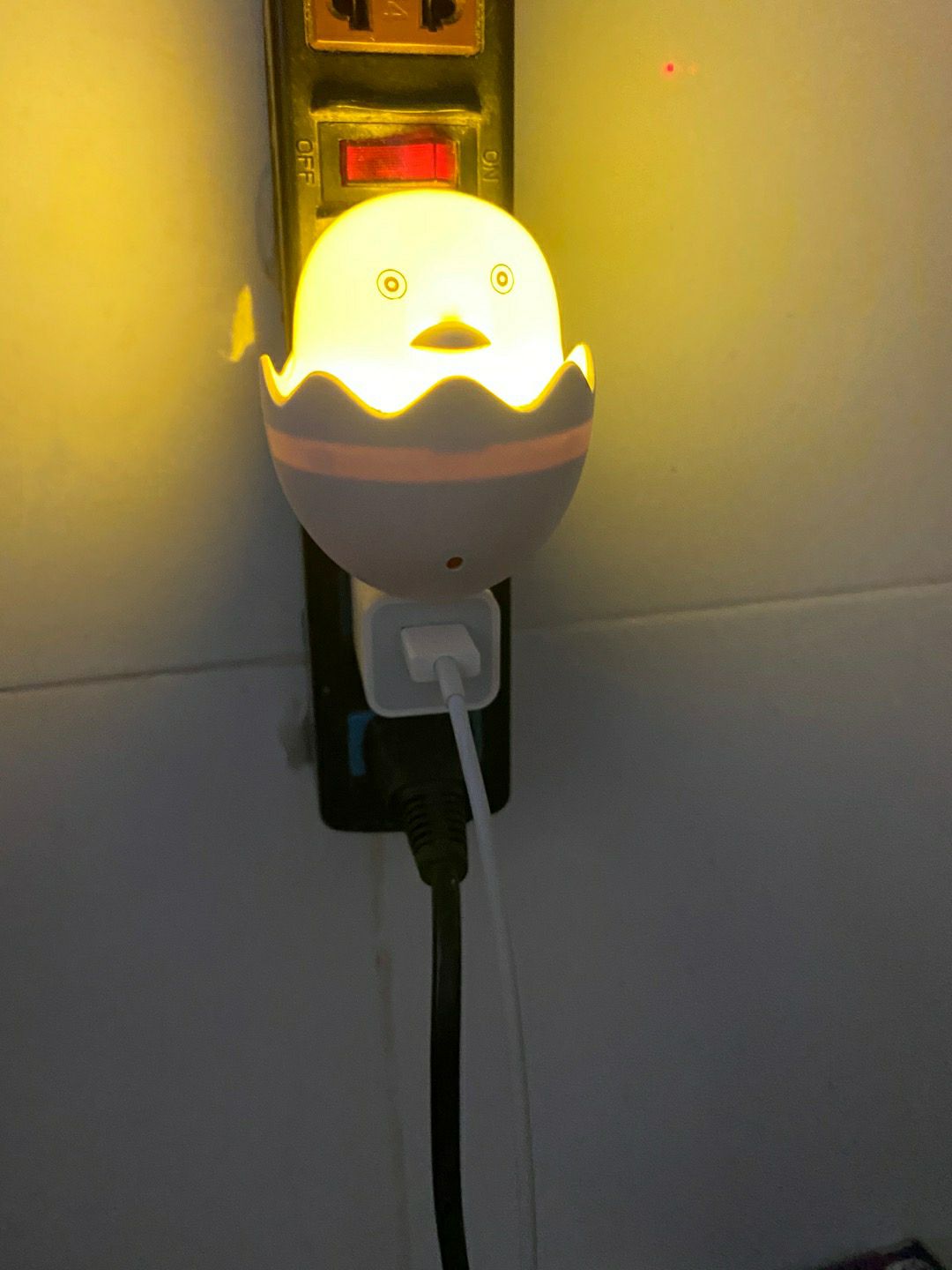 Đèn ngủ cực dễ thương luôn, cảm ứng rất nhạy nữa, khi trời tối đèn tự sáng