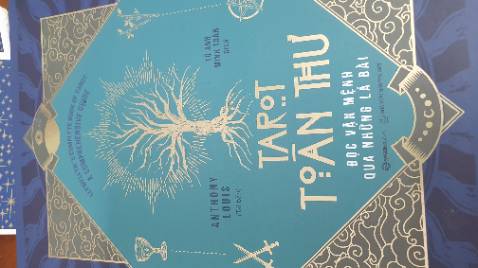 Sách bìa cứng và in ấn rất đẹp. Nội dung đầy đủ cho những ai bắt đầu tìm hiểu tarot. Ý nghĩa lá bài có nhiều key words... giải nghĩa khá xúc tích.