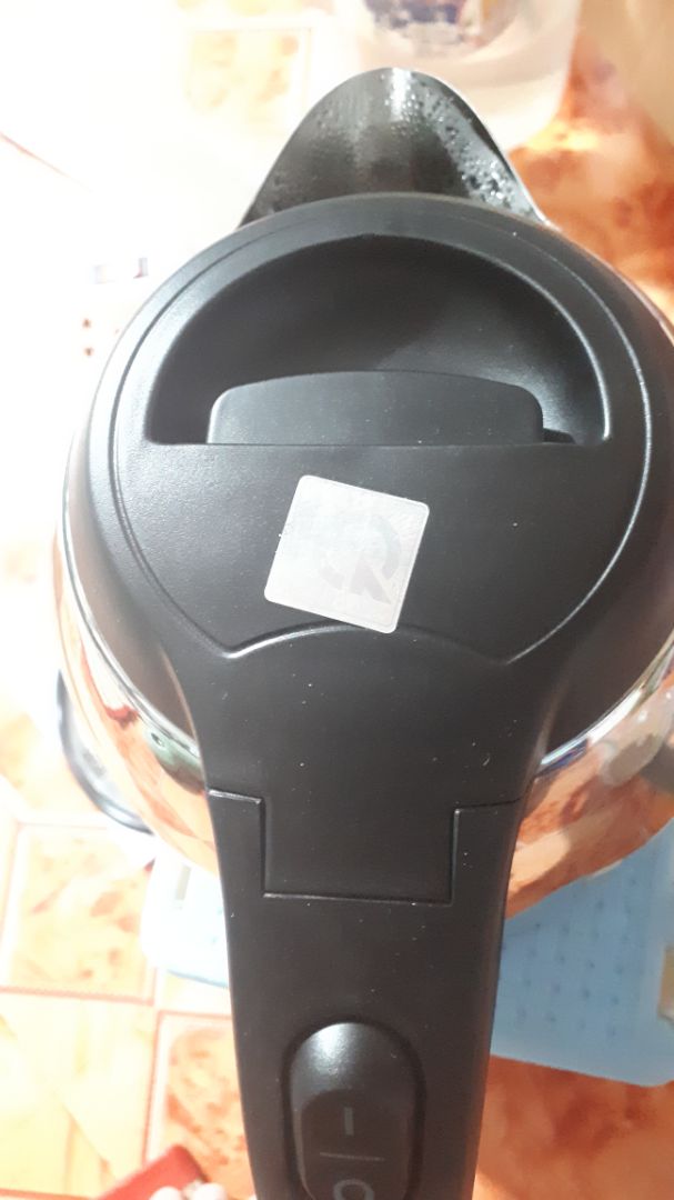 ấm đun nhanh.inox sáng bóng đẹp.nhỏ gọn dung tích 1.2l.thiết kế đẹp.nhưng ấm khi đun sôi sẽ bị nóng phần thân inox dễ gây bỏng nếu ko cẩn thận.phần tay cầm hơi nóng khi ấm sôi.tuyệt đối ko chạm phần thân khi nước sôi nóng.