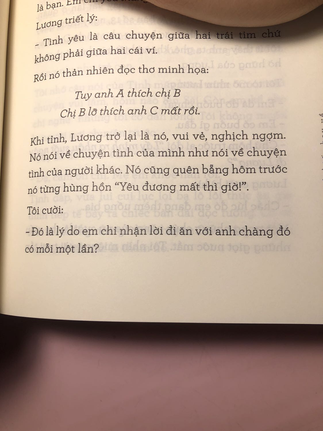 Giao hàng nhanh, đóng gói cẩn thận, sách khá dày, không bị móp méo ở gáy hay mép.
Nội dung sách không phù hợp với trẻ em, không phải vì ngôn ngữ mà vì ý tứ trong sách này của NNA khá thâm thuý và triết lí. Đọc sách cảm giác đang nghe giảng hơn là thư giãn. Mặc dù NNA vẫn gửi gắm bài học cuộc sống qua ngôn ngữ giản dị nhưng sách lần này không xoay quanh nhiều câu chuyện của 2 nhân vật chính mà chủ yếu nói về cuộc đời riêng của mỗi người. Cá nhân mình thì thích nói về cuộc đời chung nhiều hơn một chút. Rate hình thức: 5/5; Rate nội dung: 4/5
