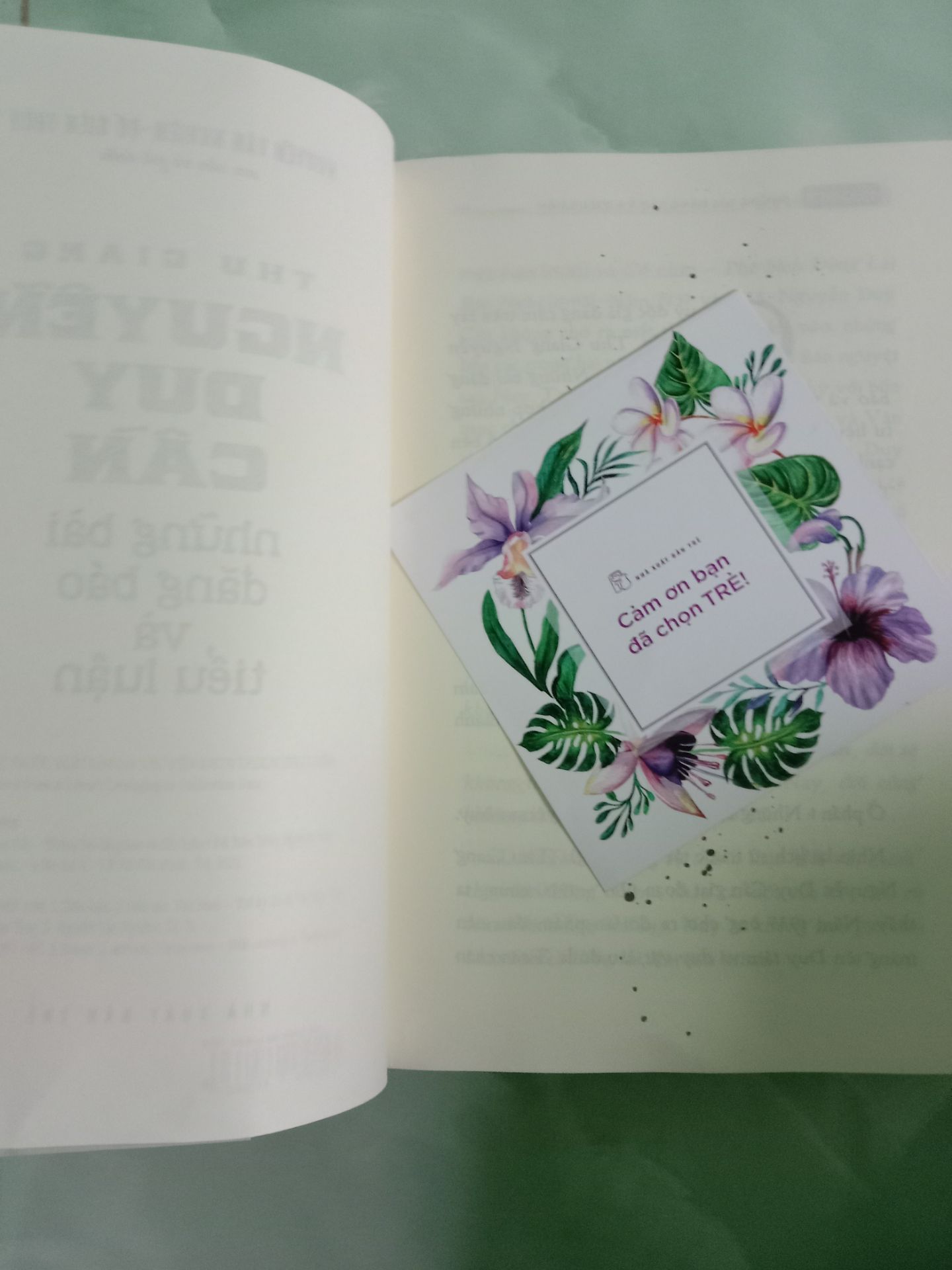 Sách được bọc kĩ càng, mở ra còn nghe mùi thơm của giấy mực mới. Kèm theo quyển sách là tấm thiệp bé xinh với lời tri ân của nxb Trẻ dành cho những độc giả của mình. Về nội dung thì như đã được giới thiệu trong phần mô tả sản phẩm nên cũng kg có gì để nói thêm. Với những độc giả yêu mến cụ Thu Giảng thì có lẽ đây chính là sản phẩm được mong đợi nhất trong thời gian qua kể từ sau bộ sách Dịch Kinh của cụ. Mong nxb Trẻ sẽ cho ra mắt thêm nhiều sách của cụ trong thời gian tới!