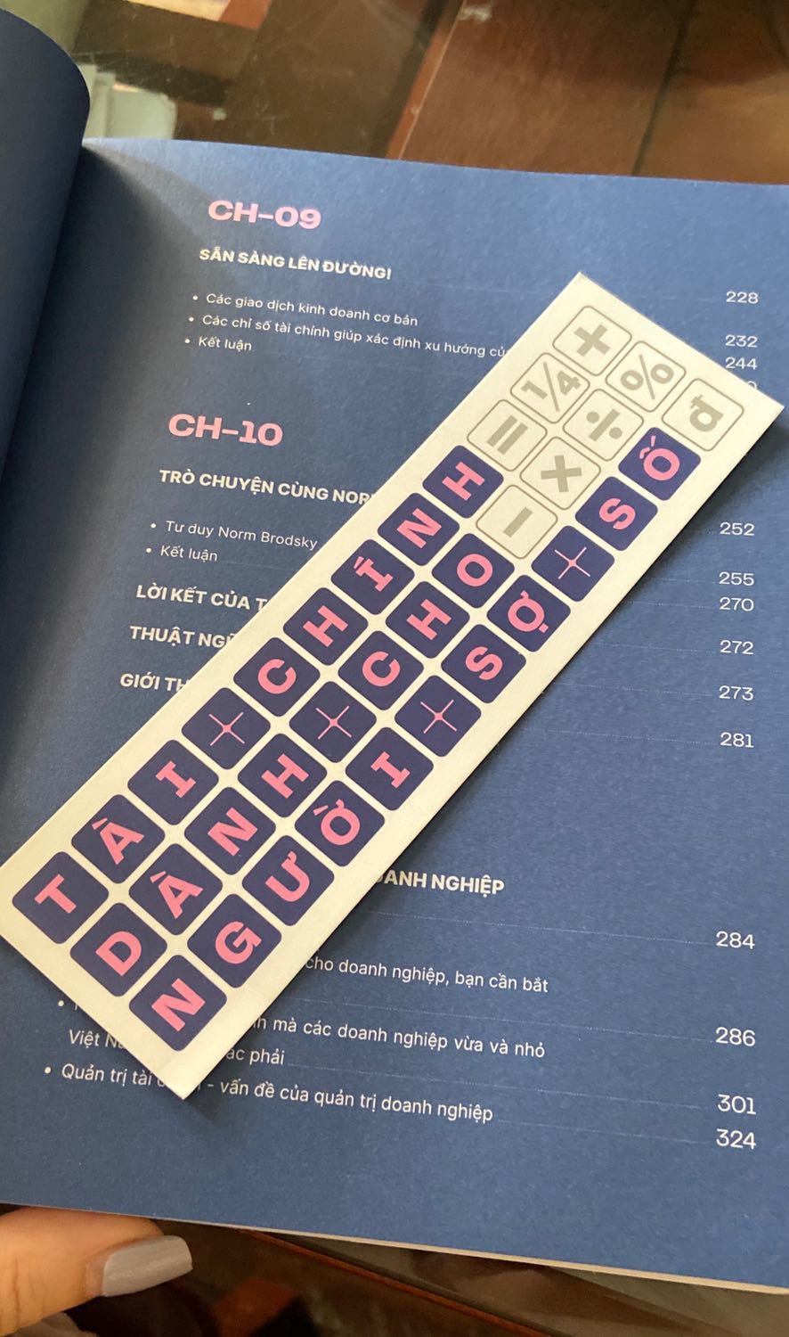 Phần mở đầu có cảm giác bị lặp nhưng cũng có thể vì lặp mà mình nhớ thêm nội dung. Về sau đọc sách rất dễ vào, dễ hiểu. Đúng như cái tên, sách phù hợp với những người sợ số, và xả những người không sợ số.
PS: Bookmark ton sur ton với bìa sách :)