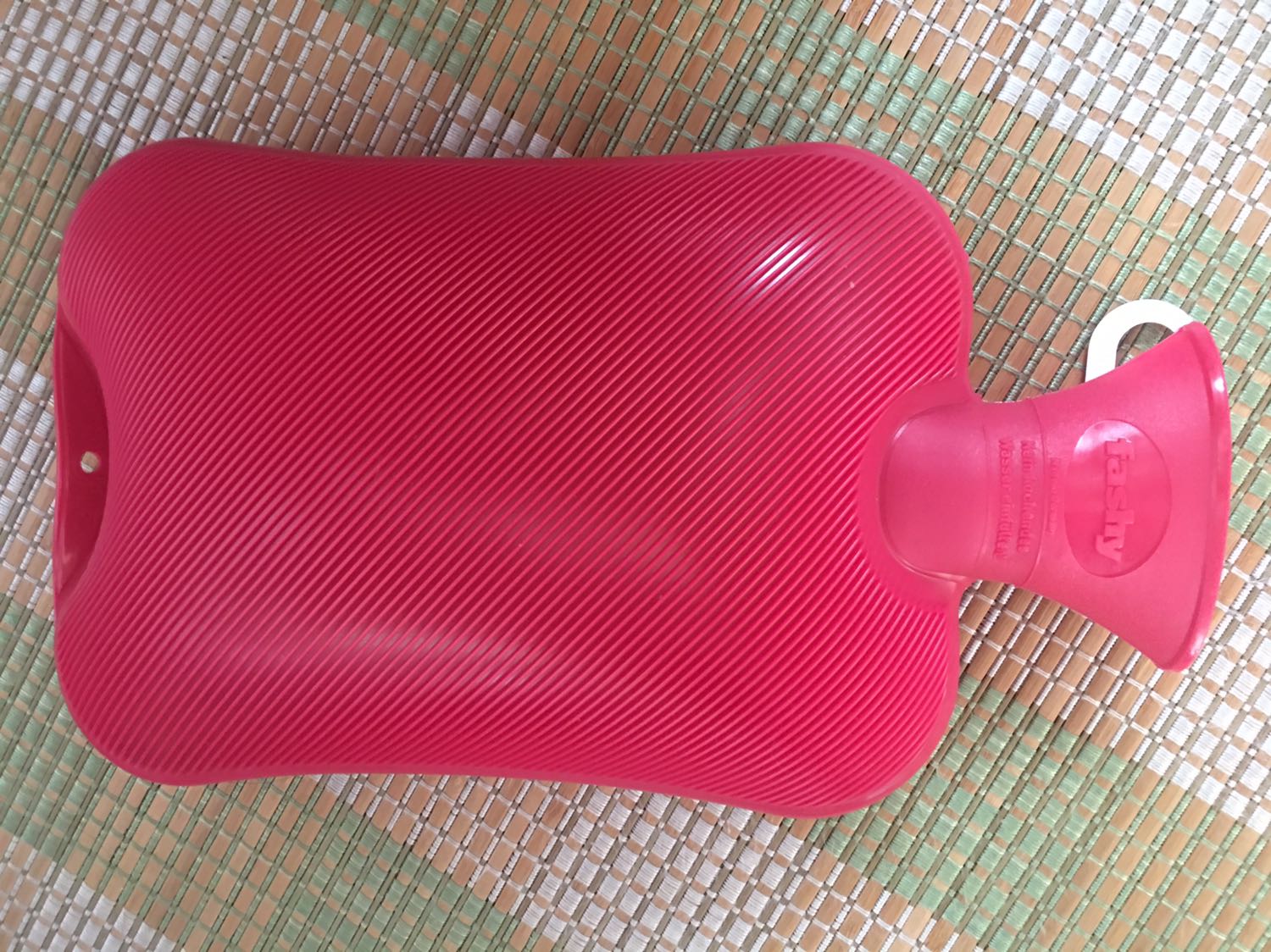 Giữ nhiệt nứơc nóng 90 độ khoảng 5 -6h nha. Các bạn nên ủ trong  khăn mỏngvtránh bị phỏng và giữ ấm lâu hơn chút. Mùi nhựa chỉ hơi có mùi chút thôi. Rất kín cả đêm ko bị rò rỉ nứơc nha.  Vệ sinh sau khi dùng cũng rất ok nha. Mới mua dùng 1 lần nhưng rất ưng. Hy vọng chất lựơng đựơc bảo toàn theo thời gian.