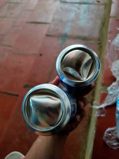 Giao hành nhanh hơn dự kiến shipper rất thân thiện. Nhưng đóng gói ẩu qua hàng dễ vỡ mà k có xốp chống sốc bị móp đáy *** mấy 6 7 *** vị bia uống khá lạ vì chưa uống bh. Uống rất êm mùi thơm uống xong có vị béo đọng lại nhưng tại chưa quen nên mùi khá lạ. Mới lại tưởng bia nhập nên mua thử hóa ra bia sx tại vn. Đánh giá 4 sao vì đóng gói ẩu bị móp méo sản phẩm rõ là có tem hàng dễ vỡ mà k bọc xốp chống sốc.