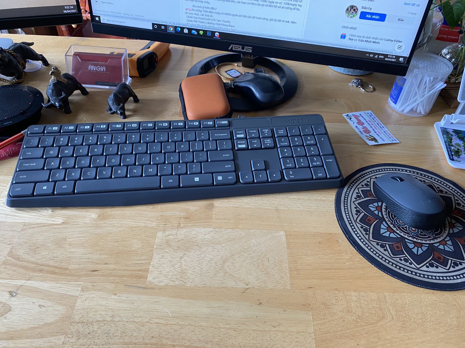 Bàn phím đẹp, màu xám nhìn sang, gõ nhạy
Chuột thì hơi nhỏ trong bàn tay, văn phòng thì dc chứ vẽ vời autocad thì chắc mỏi tay
Tầm giá 400k thì con này là dc nhất, tk hợp lý, chỉ có nhược điểm là bàn phím gõ ồn mặc dù hành trình phím thấp nhưng ồn hơn bàn phím dell có dây đã từng xài...
Tiki giao hàng nhanh hơn dự kiến
Sho này bán cái này rẻ nhất tiki rồi Bàn phím đẹp, màu xám nhìn sang, gõ nhạy
Chuột thì hơi nhỏ trong bàn tay, văn phòng thì dc chứ vẽ vời autocad thì chắc mỏi tay
Tầm giá 400k thì con này là dc nhất, tk hợp lý, chỉ có nhược điểm là bàn phím gõ ồn mặc dù hành trình phím thấp nhưng ồn hơn bàn phím dell có dây đã từng xài...
Tiki giao hàng nhanh hơn dự kiến
Sho này bán cái này rẻ nhất tiki rồi