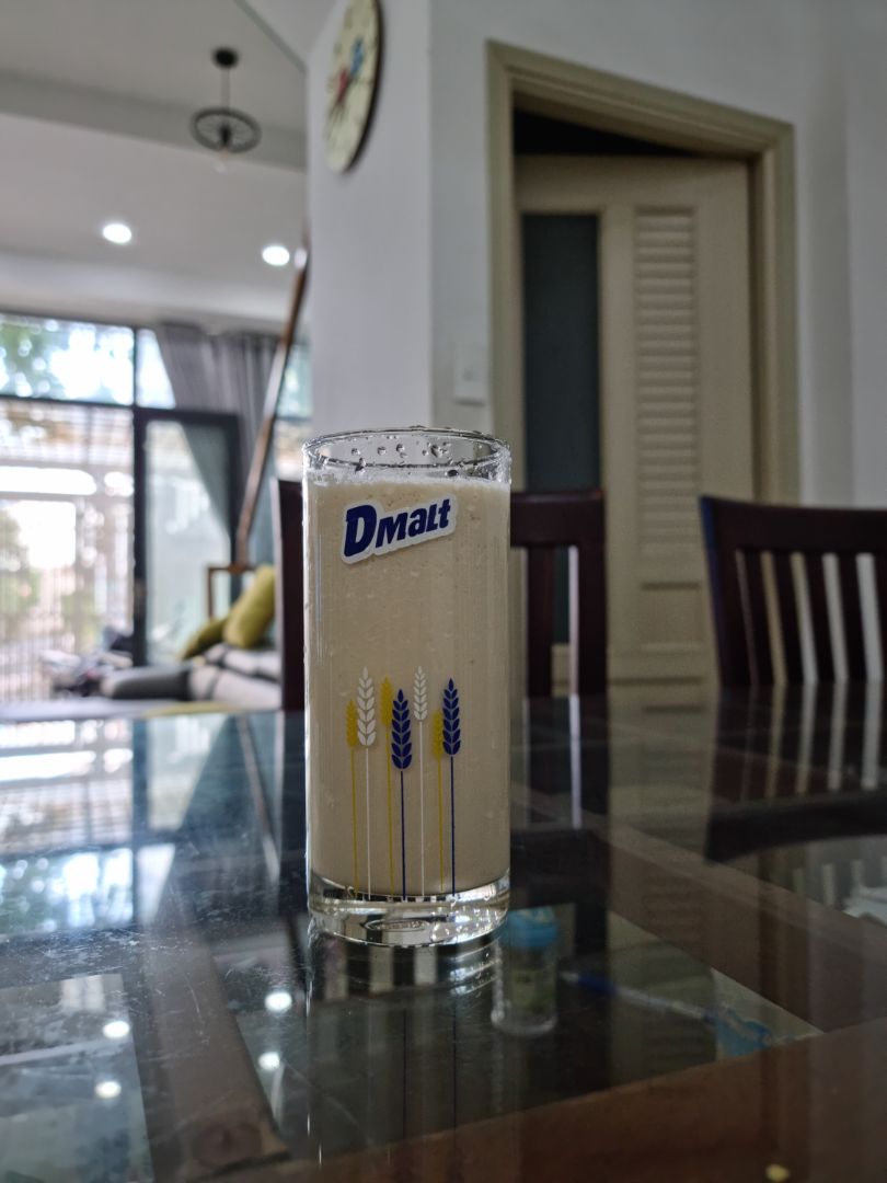 Ship rất lâu do dịch. Shop feedback nhanh, nhiệt tình. Lần đầu tiên sạc phải mất 5 tiếng, mình chưa sạc lại lần 2. Máy đẹp, dễ sử dụng, vận hành êm. Các bạn nhớ gọt vỏ trái cây như cà chua, táo trước khi xay tránh xay chưa nhuyễn xác. Mình bấm nút xay 2 lần thì nhuyễn táo vs sữa. Tiện lợi cho việc giảm cân, hoặc làm bữa sáng cho người bận rộn. Mình rất thích mặc dù giá cao cũng tương đương vs 1 máy công suất lớn.