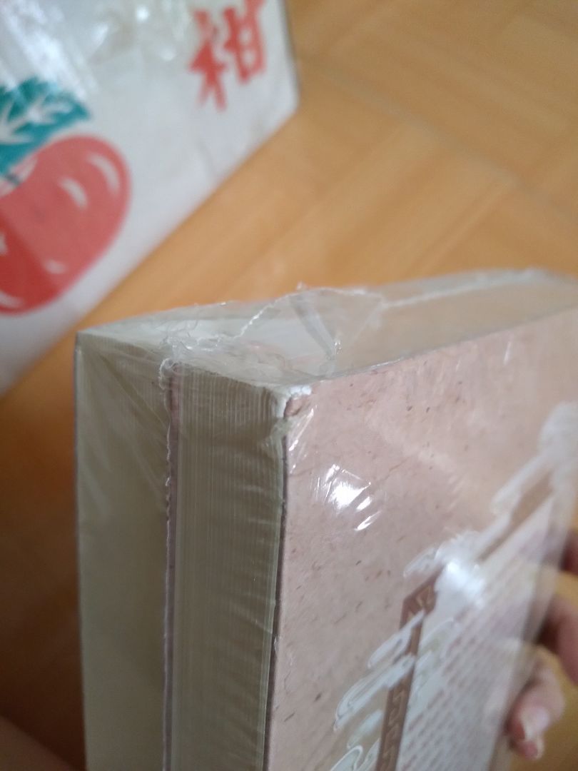 lần đầu mua sách tiki,4 quyển chỉ có quyển này là gáy sách trên dưới đều hơi nhăn,chắc là do vận chuyển nên vầy,may mình mua đọc thôi chứ ko sưu tầm,tiki lần sau chú ý nha,còn lại giao hàng thì thân thiện mình rất ưng.