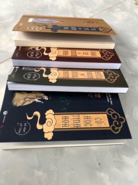 Combo 4 cuốn 2 cuốn chất lượng giấy vàng tốt, 2 cuốn chất lượng giấy trắng lạ lắm, 2 cuốn giấy trắng kém chất lượng, có vẻ 2 cuốn trắng lạ lắm Combo 4 cuốn 2 cuốn chất lượng giấy vàng tốt, 2 cuốn chất lượng giấy trắng lạ lắm, 2 cuốn giấy trắng kém chất lượng, có vẻ 2 cuốn trắng lạ lắm