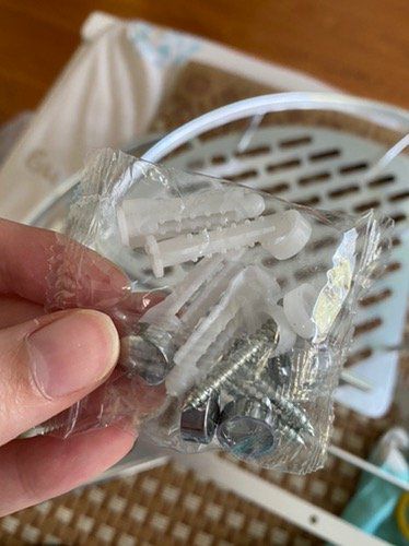 Kệ rất đẹp ,màu sáng bóng ,gắn lên nhaà tắm nhìn rất sang và bắt mắt, mình rất thích sản phẩm này, rất đáng tiền mua